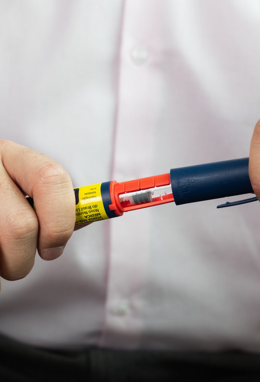 Aplicação de caneta injetável no acompanhamento médico